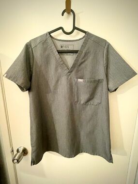 Figs Women’s Charcoal V-Neck Short Sleeve Scrub Top on sale!  Size Small 🩶